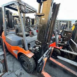 Toyota M7 Forklift 2 stage pneumatic 6000 lb 