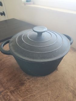 Cast iron pot