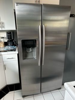 Samsung 24.52-cu ft Standard-Depth 36-in Wide Side-by-Side Refrigerator with Ice Maker