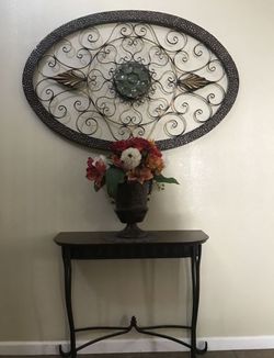 Wall decor , table and flower