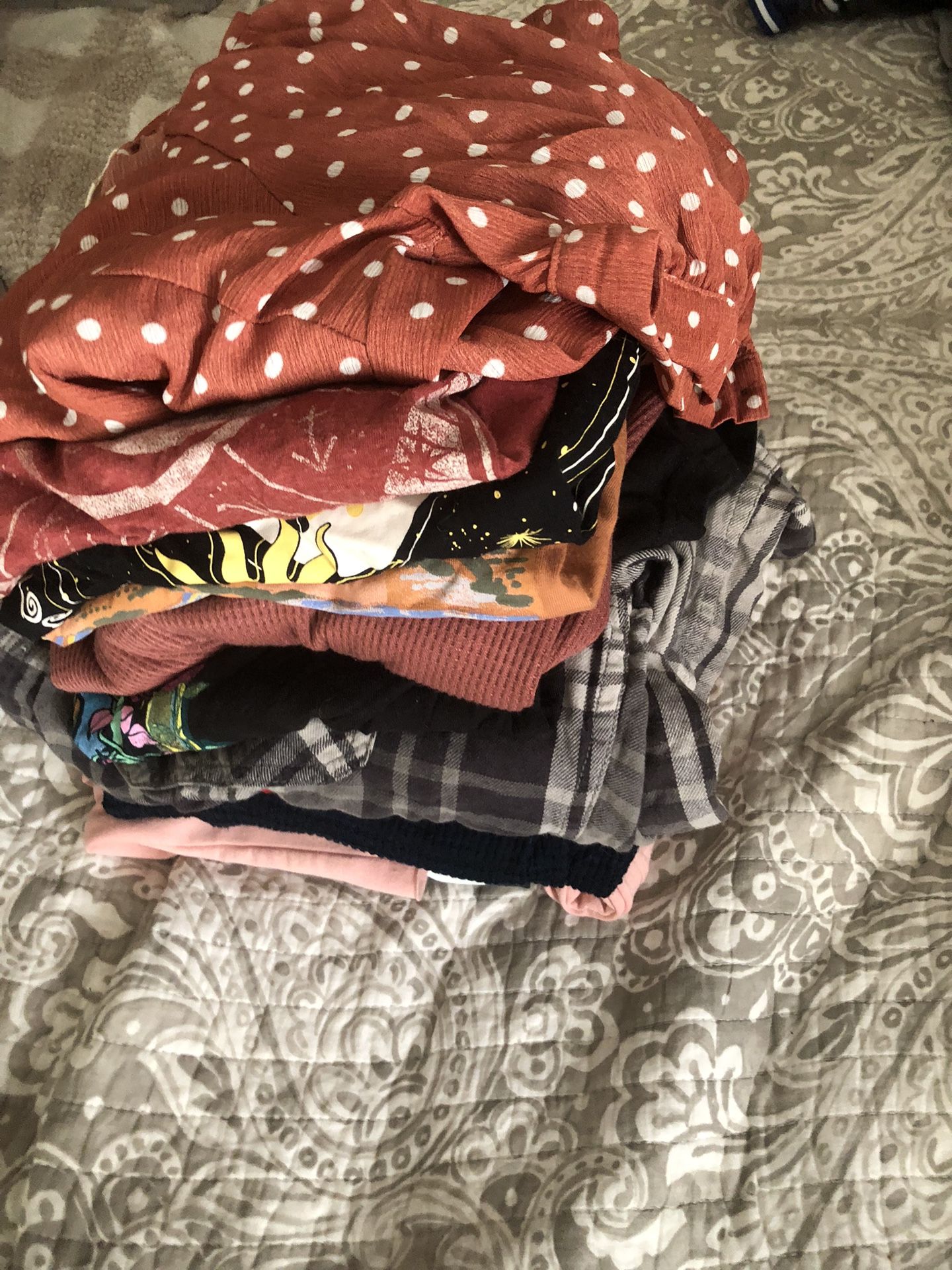 Women’s L/XL Bundle Of Clothing (please read Description)