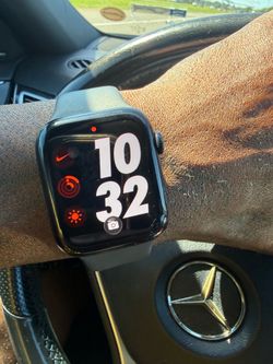 Apple Watch SE (2nd Gen) GPS + Cellular – Excellent Condition