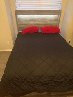 Used Queen bed comes with 2 dresser attached