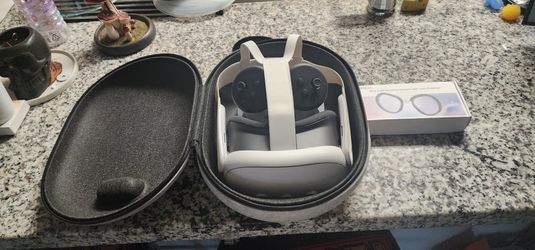 Basically New Oculus 3 512GB With Travel Case And( Adapters For Glasses Also Blocks Bluelights To Protect Eyes )