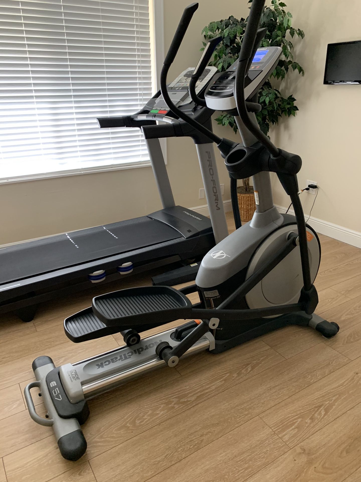 Nordic Track E5.7 Elliptical Trainer like New for Sale in Tamarac, FL