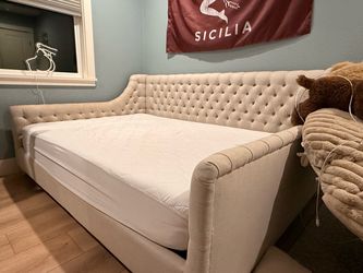 Tufted Upholstered Daybed with Trundle