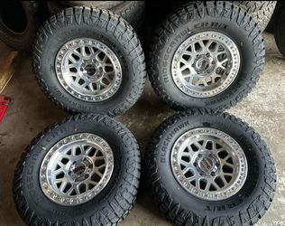 Brand new 17 inch kmc 549 rims with brand new 35x12.50r17 Blackhawk R/T tires
