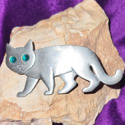 JJ Green Eyes Cat Pin.