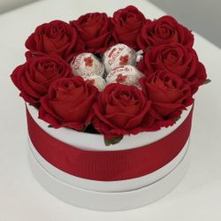 Valentine’s Day Gift: Roses + Chocolate (Size S)