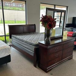 LOUIS PHILIP CHERRY SLEIGH BEDROOM SET. 4-Piece (Bed, Dresser, Mirror, Nightstand)