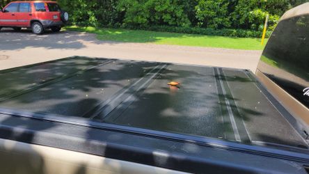 Bed cover for chevy or gmc sierra 5.8. Crew cab  fit 2004- 2022