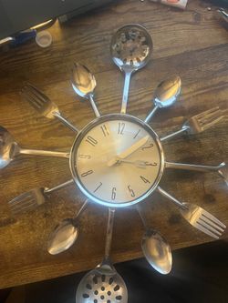 Retro Styled Wall Clock 4 Silver Forks Spoons - Knife Fork Hands