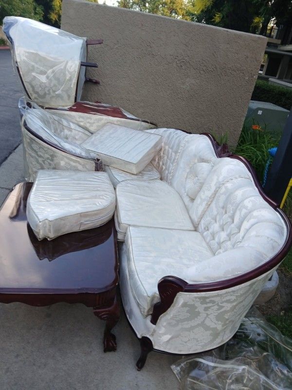 Couch With 2 Chairs. Like new !! TODAY ONLY !!!
