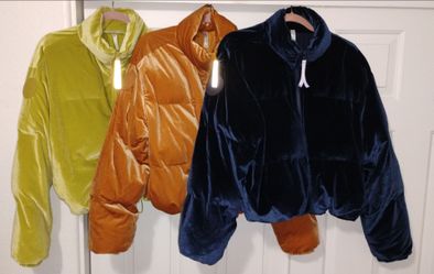 FABLETICS WANDER VELOUR CROPPED PUFFER JACKETS