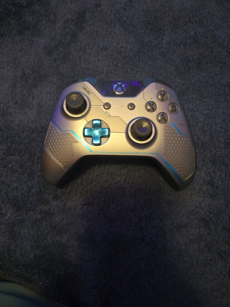 X-box 1 Limited Edition Halo 5 guardians wireless controller