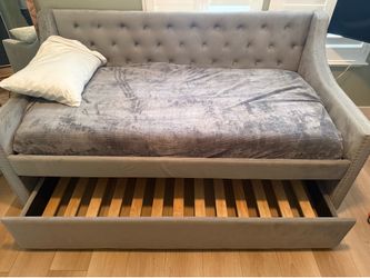 Day bed/ trundle bed
