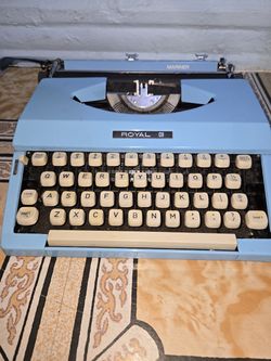 Royal Mariner Vintage Portable Typewriter