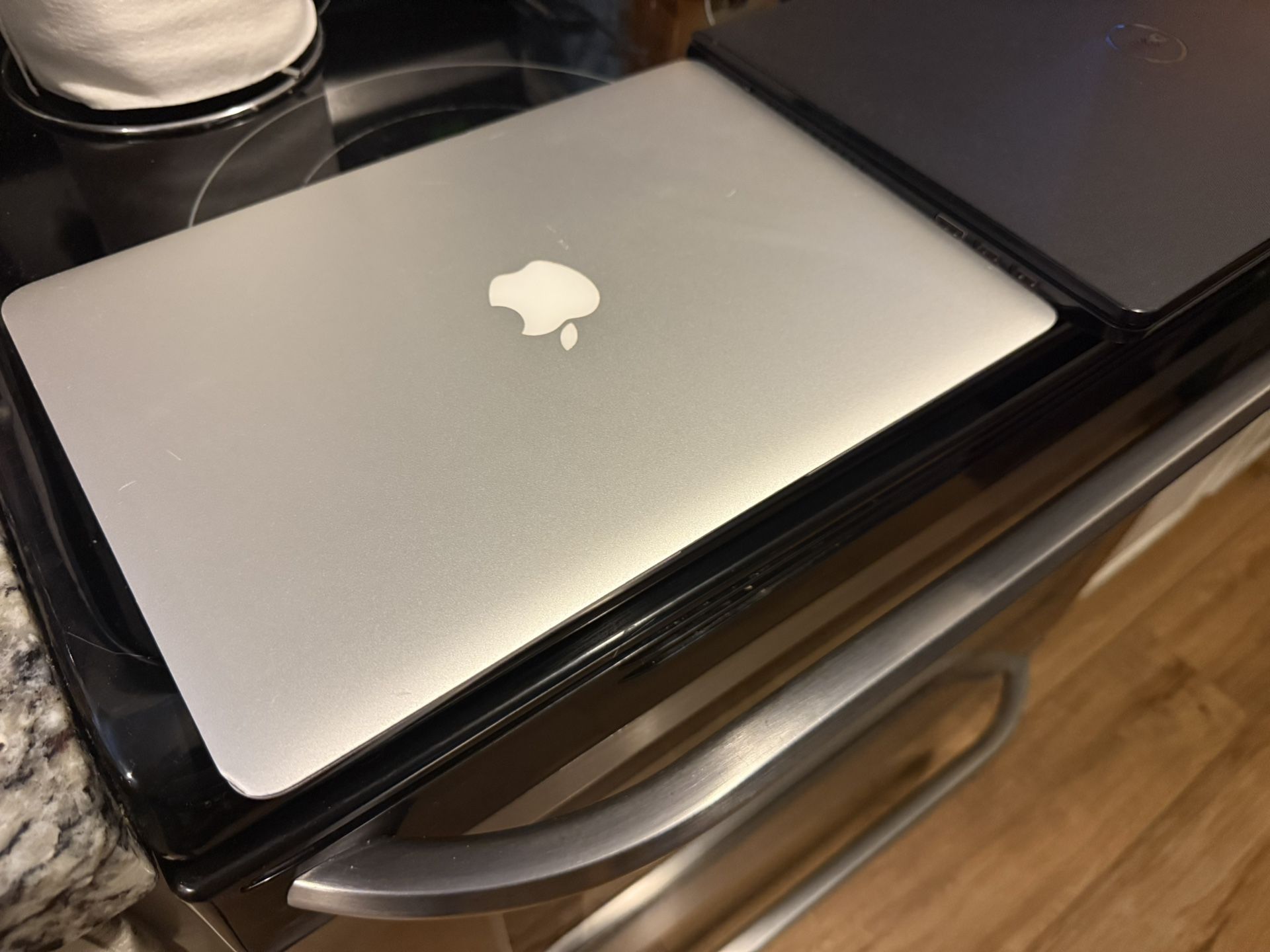 Apple laptop  Extremely Slim 