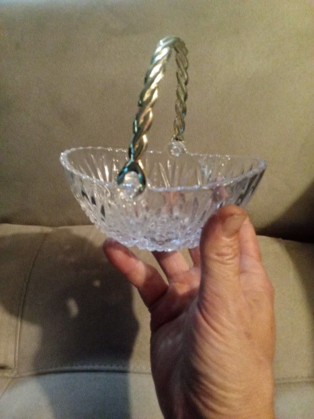 Beautiful Mikasa oval basket w gold handle