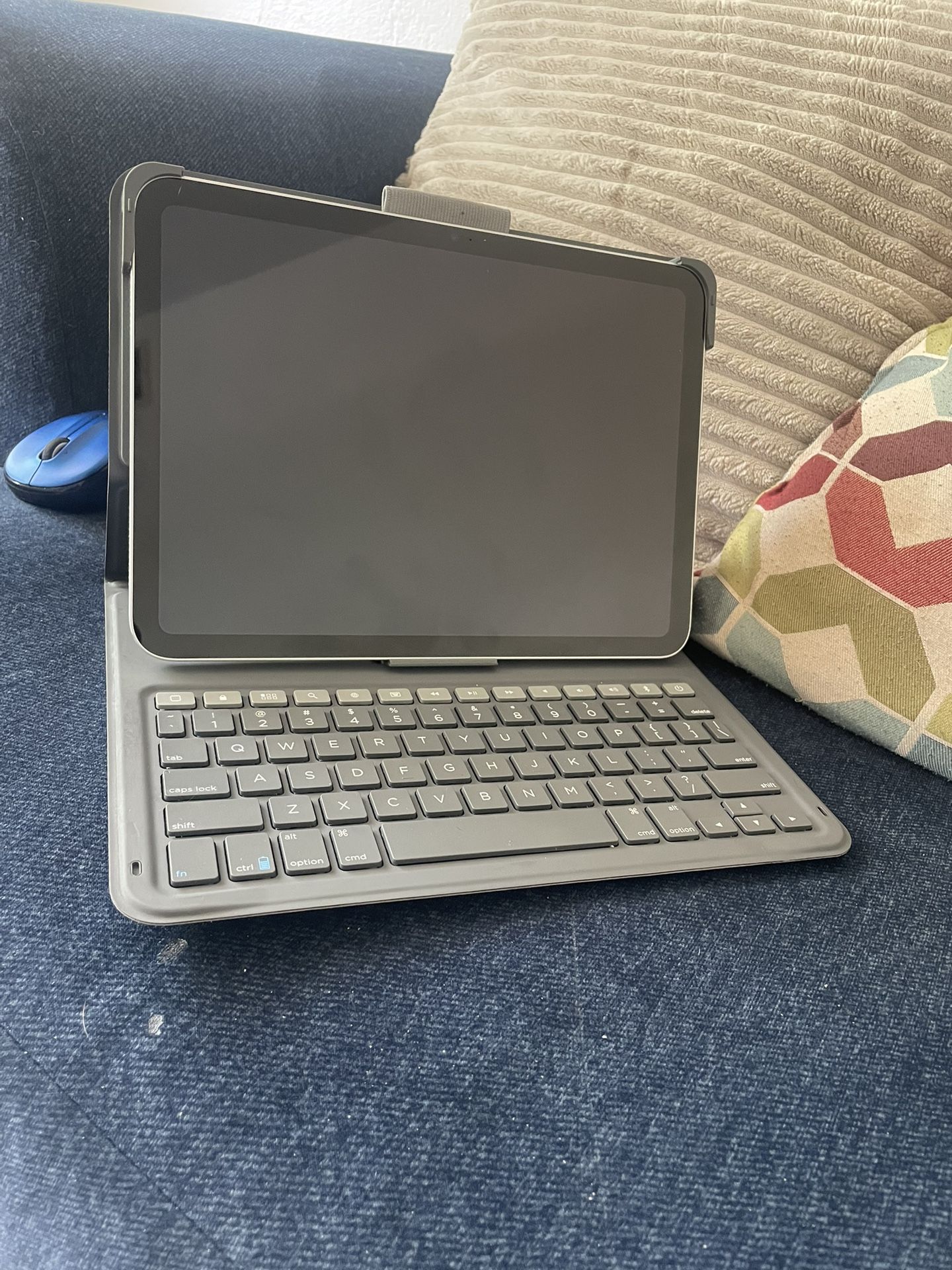 Apple iPad 10th Gen (Wi-Fi, 64 GB) + Keyboard Case – Excellent Condition!