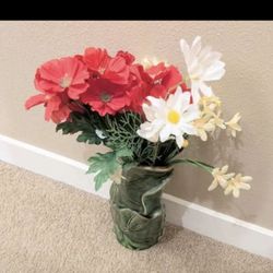 Ceramic Vase, Leaf Design With Fake Flowers 
