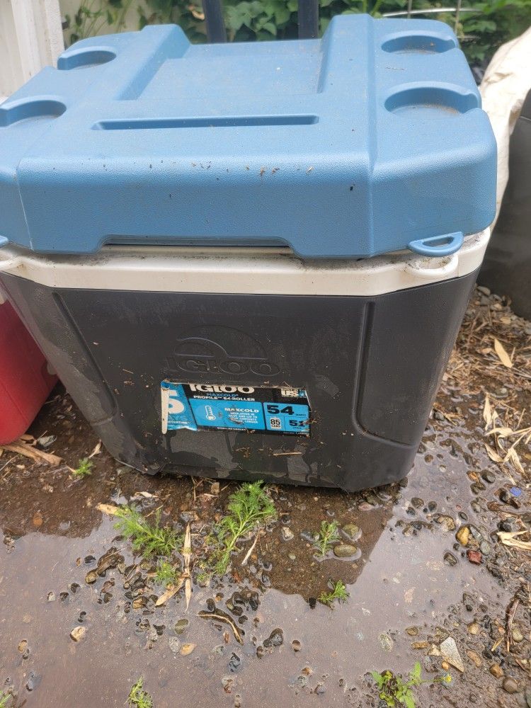Igloo MaxCold 54 qt. Roller Cooler chest in blue and gray. Good condition needs cleaning