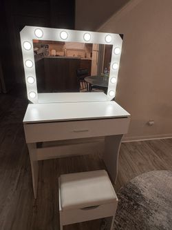 Illuminated Vanity with Chair