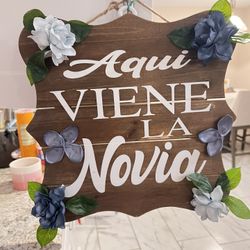 Bride Is Coming Sign In Spanish