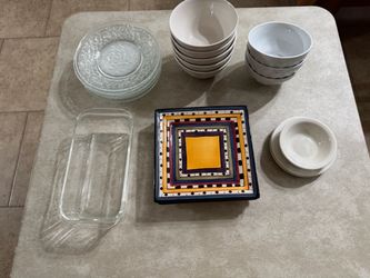 Lot of Assorted Kitchenware Plates Bowls Pyrex