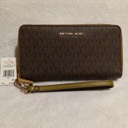 Michael Kors Jet Set Large Wallet/ Wristlet (authentic)