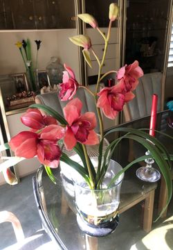 Flower vase looks real