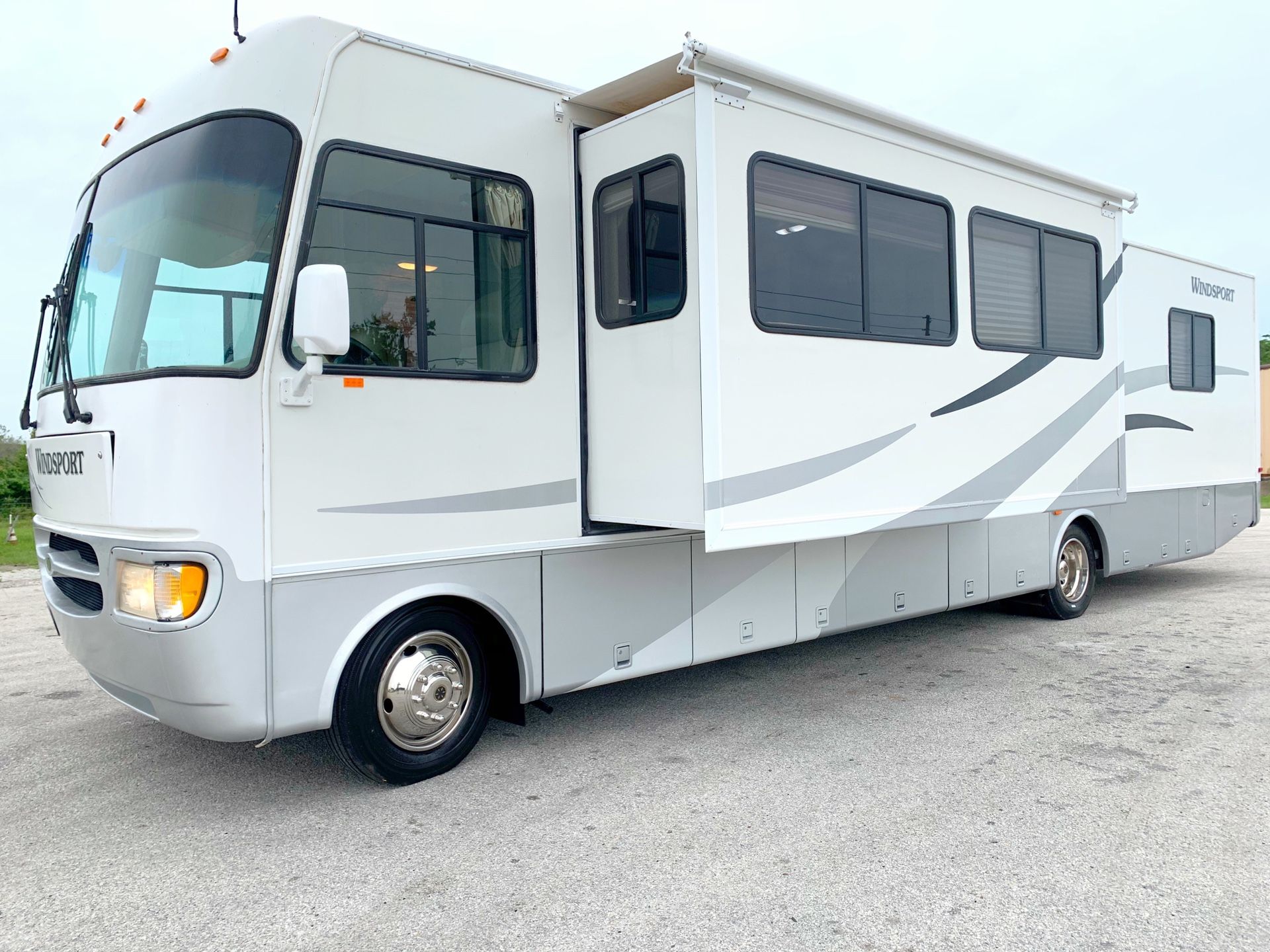 2003 Windsport Made By Thor 36FT Motorhome 2 Super Slides Only 21K Miles!