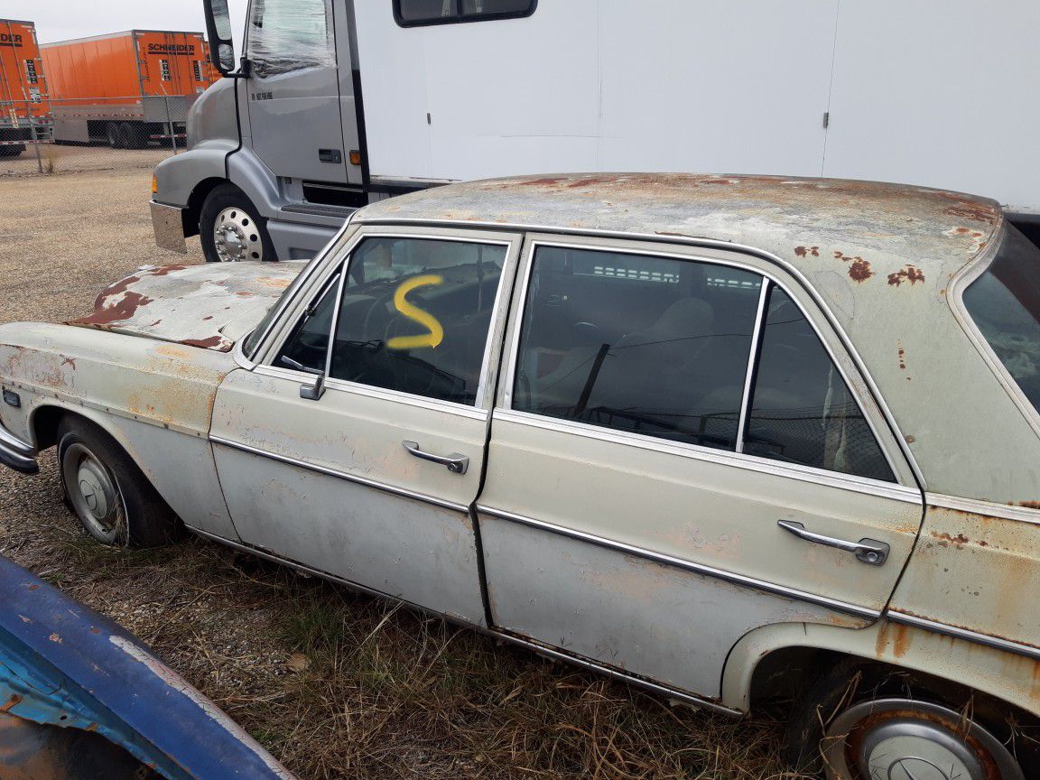 Parting out mercedes 250 se 1971