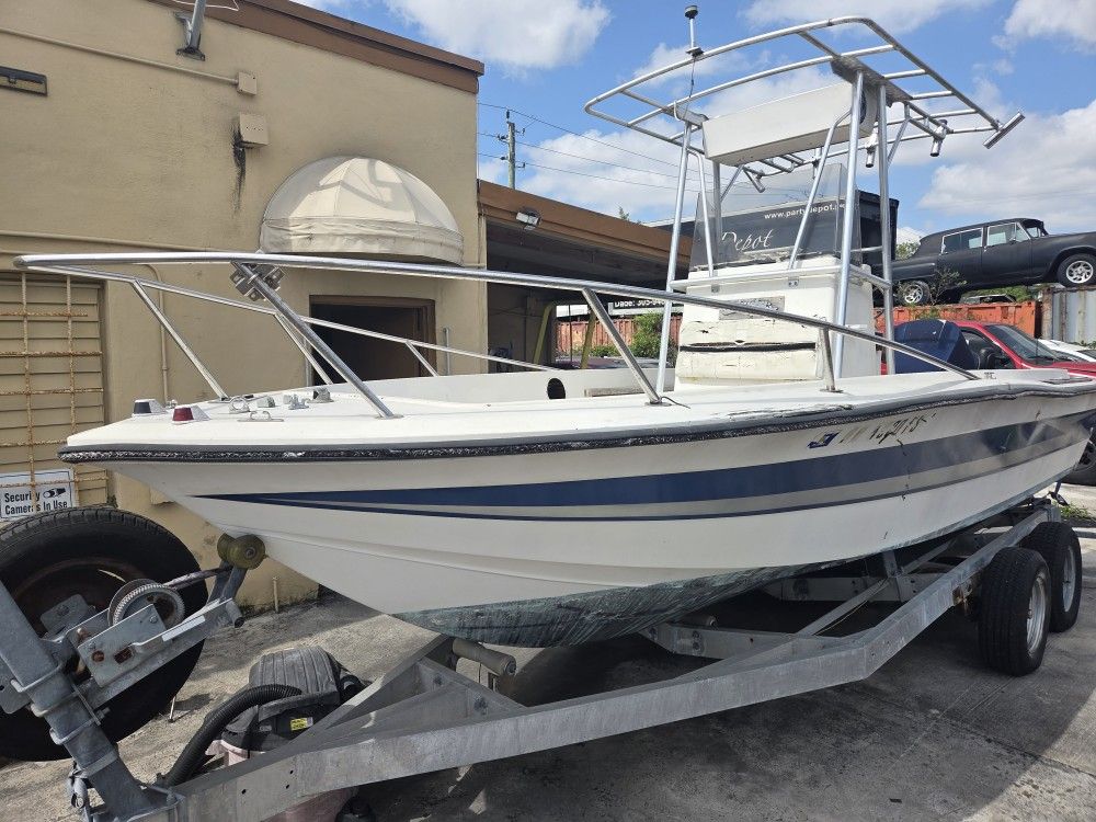 Twenty two foot hydrosport center console, two hundred horsepower, yamaha project boat