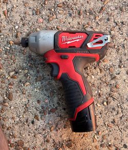 Milwaukee M12 Hex Impact Driver With battery