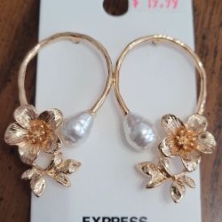 Express New In Packaging Gold Flower Pearl Post Earrings Reg $30