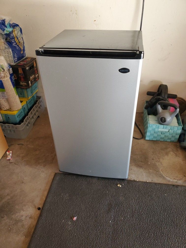 Sanyo Mini Fridge 