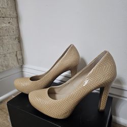 Franco Sarto Beige Textured Pumps – Size 8
