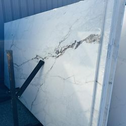 QUARTZ STONE SLABS SUPER JUMBO IN CALACATTA WHITE WITH ESPRESSO VEINING 📏Each slabs cover  75.7 sq.ft, Thickness 3 cm 🔥Price $1149 per Slab🔥 