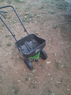 Sta-Green Precision Broadcast Spreader 20-lb Capacity Compatible with Ice Melt, Fertilizer, Seed