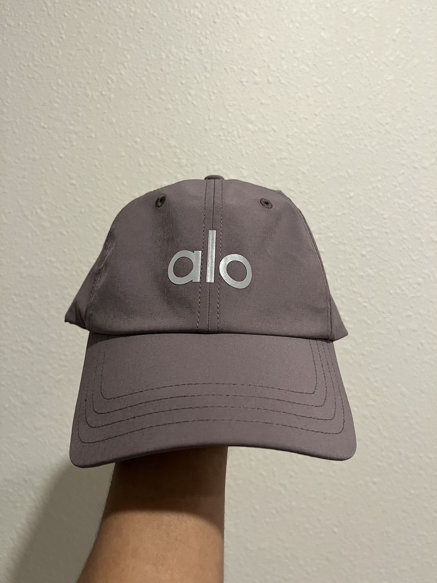 Alo Yoga - Performance Off Duty Cap in Raisinette
