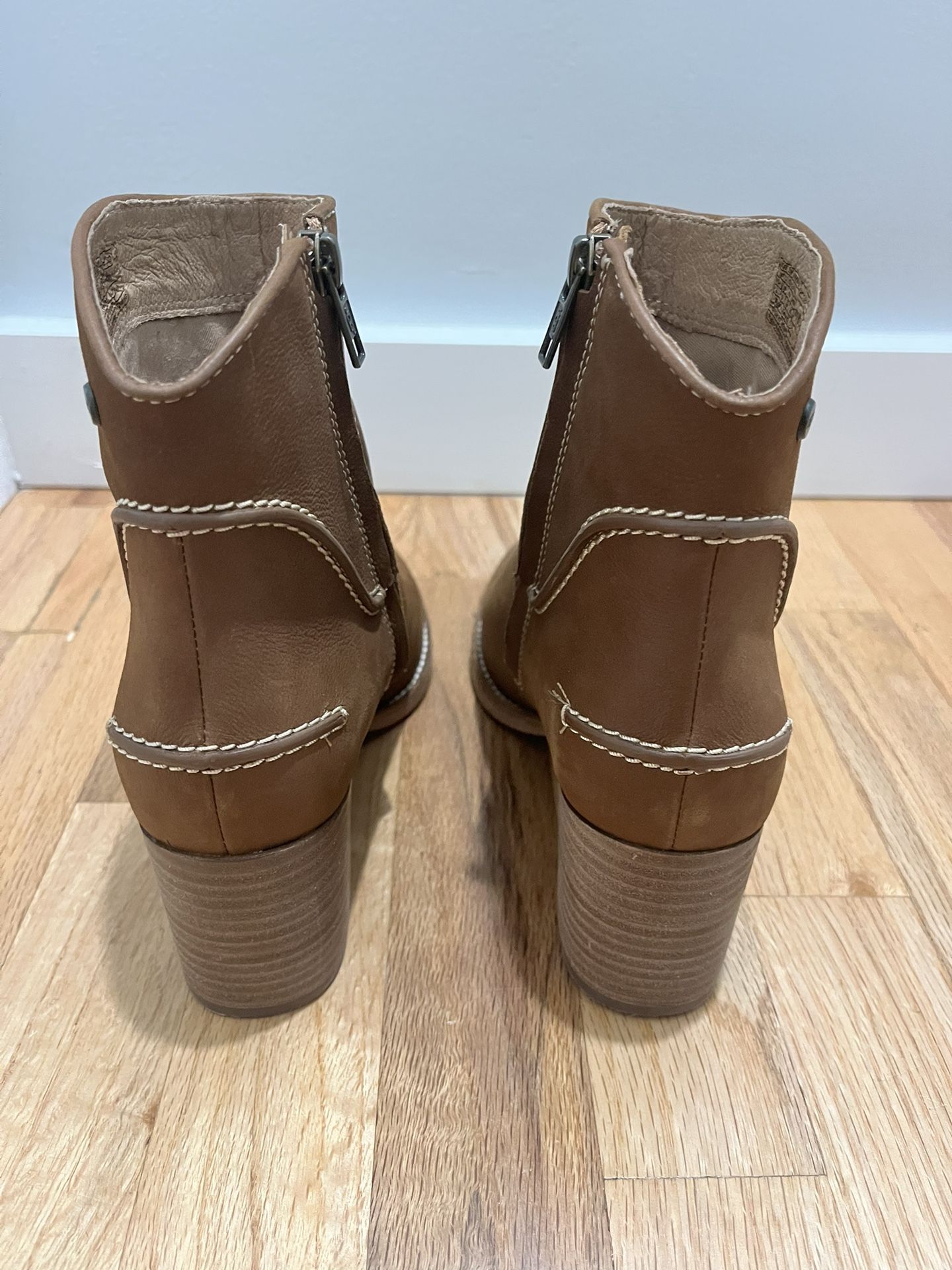 UGG Annie Boot (Chestnut Leather)