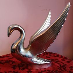 Swan Hood ornament for a Packard