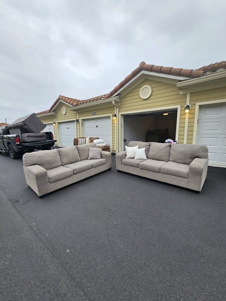 2 BRAND NEW Grey Sofas From Rooms To Go FREE DELIVERY for Sale in