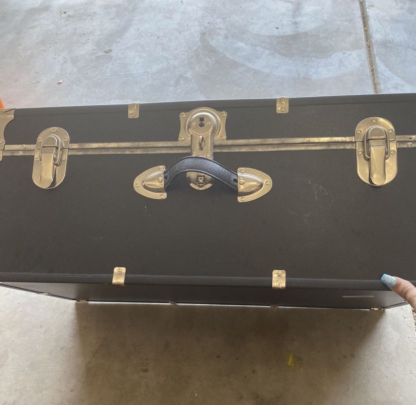 STORAGE TRUNK W/LOCK