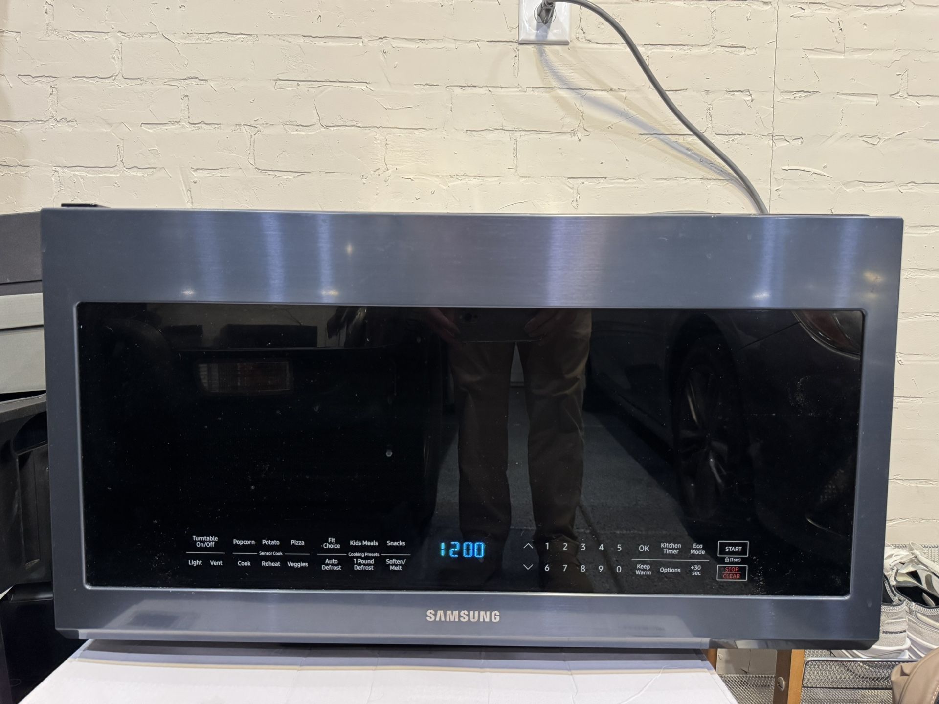 Samsung Over-the-Range Microwave (Model ME21A706BQN) – Great Condition