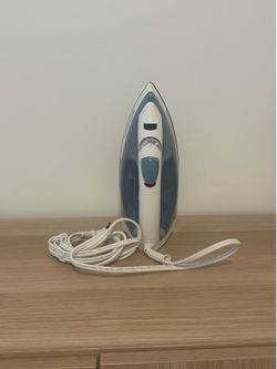 BLACK+DECKER Easy Steam Compact Iron (1200W) – Excellent Condition