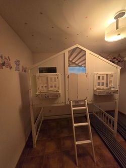 Girls house bunkbed