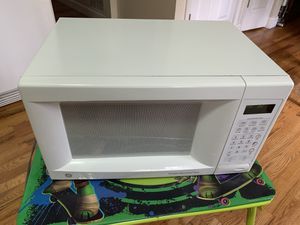 Photo GE White 900 Watt Capacity Counter Top Microwave Oven in great condition
