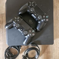 Ps4 Slim & 2 Controllers